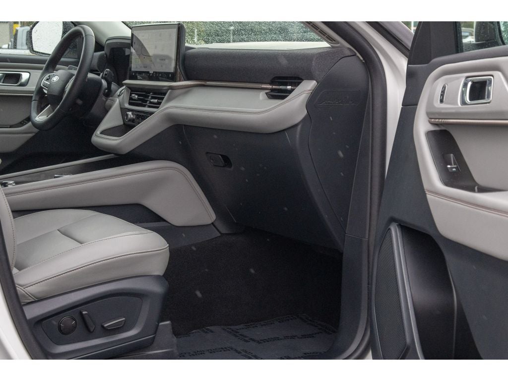 2025 Ford Explorer Active Comfort Package