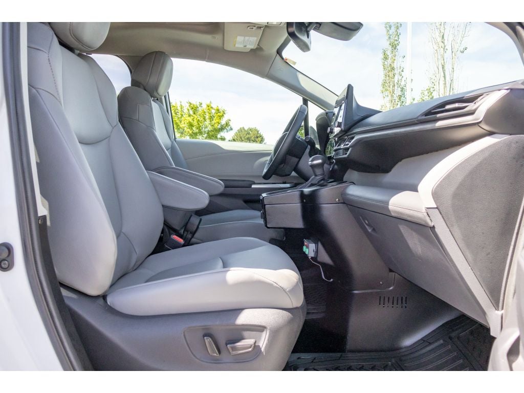 2022 Toyota Sienna XLE BraunAbility Wheel Chair Ramp