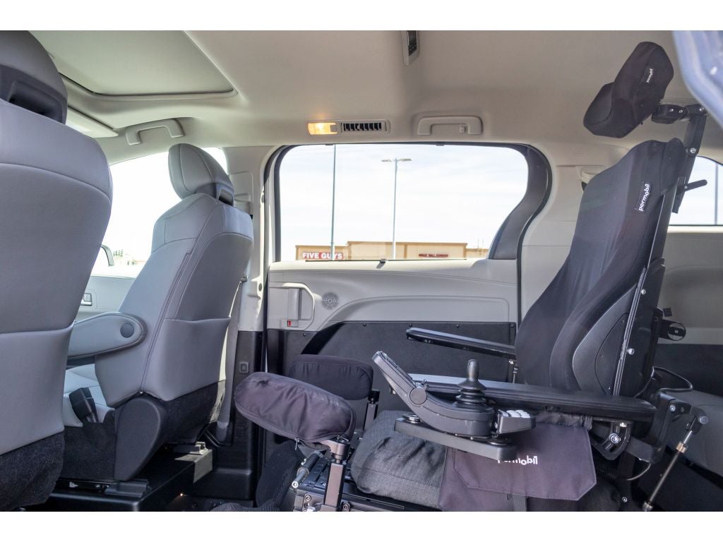 2022 Toyota Sienna XLE BraunAbility Wheel Chair Ramp