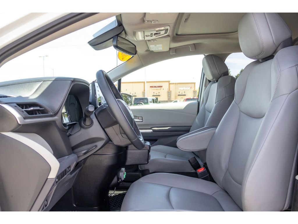 2022 Toyota Sienna XLE BraunAbility Wheel Chair Ramp
