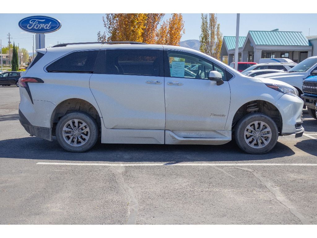 2022 Toyota Sienna XLE BraunAbility Wheel Chair Ramp