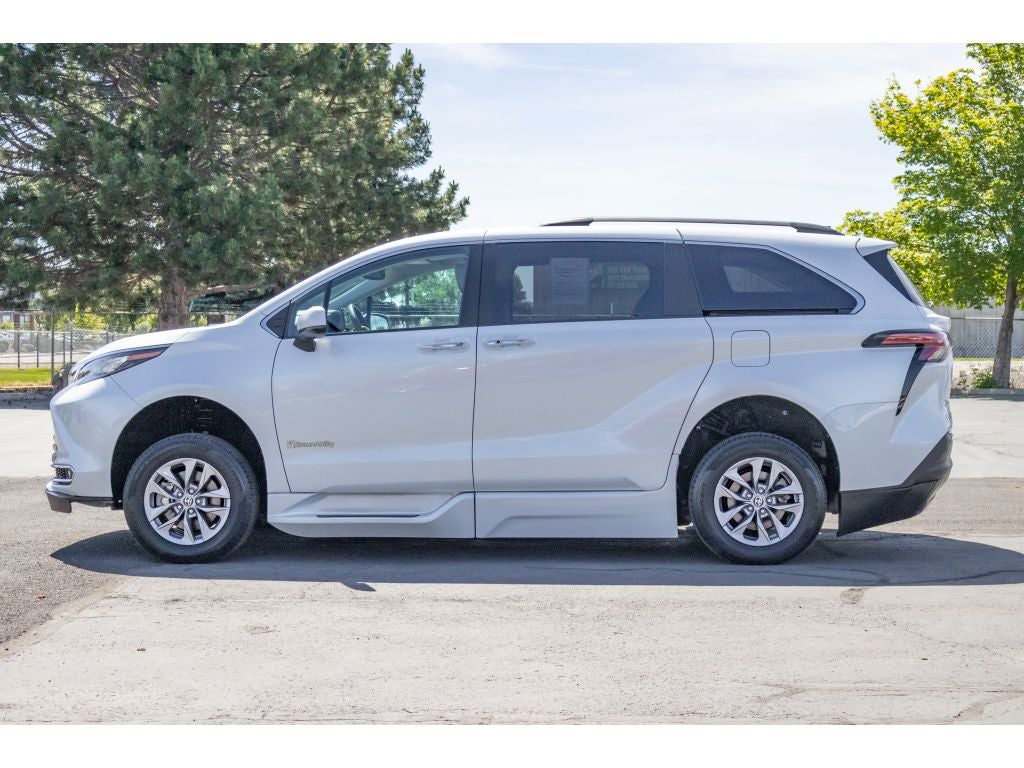 2022 Toyota Sienna XLE BraunAbility Wheel Chair Ramp