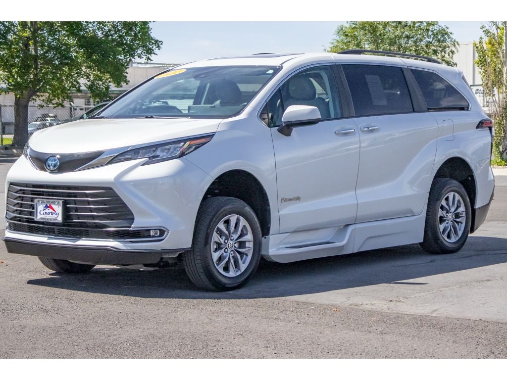 2022 Toyota Sienna XLE BraunAbility Wheel Chair Ramp